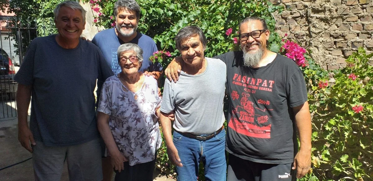 Palito con su mam&aacute; y sus hermanos.