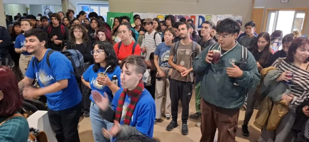 La protesta de los estudiantes del IUPA. Foto Noticias Roca.