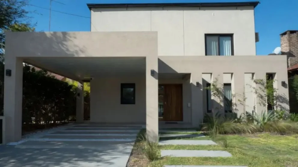La casa atribuida a Manuel Adorni y su esposa en un barrio privado.
