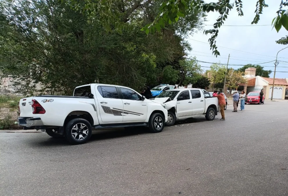 Fuerte impacto entre dos camionetas en una de las curvas de la calle Los Lirios del barrio Alta Barda de Neuquén. Foto: Alerta Digital
