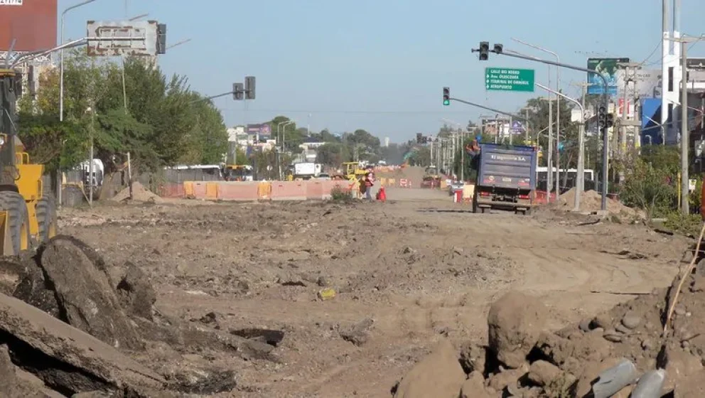María Pasqualini recorrió la obra y destacó que las tareas se realizan durante las 24 horas.