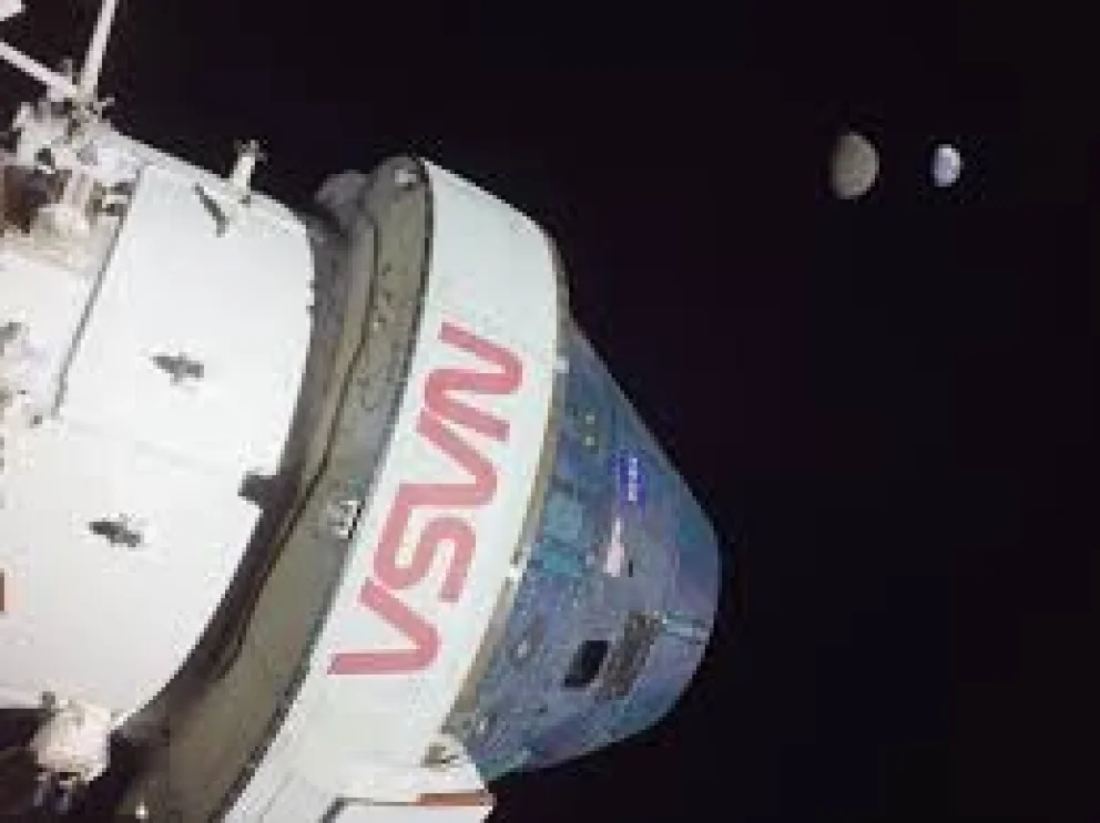 La cápsula Orion retomó el regreso a casa luego de cumplir su misión lunar tripulada.