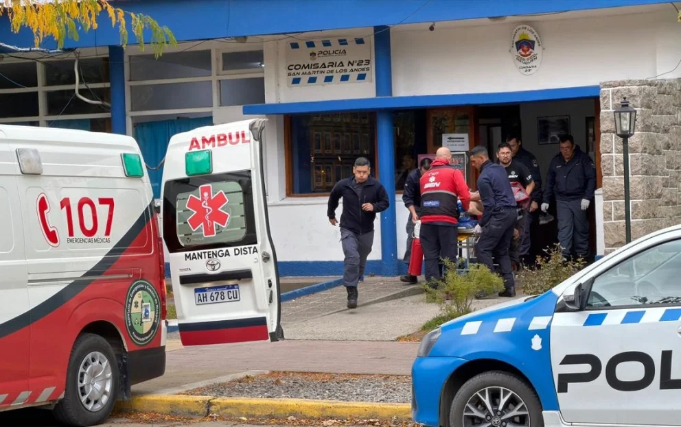 Conmoción en el interior de la Comisaría 23 de San Martín de los Andes en la tarde de ayer domingo. Foto: Federico Soto para Lacar Digital