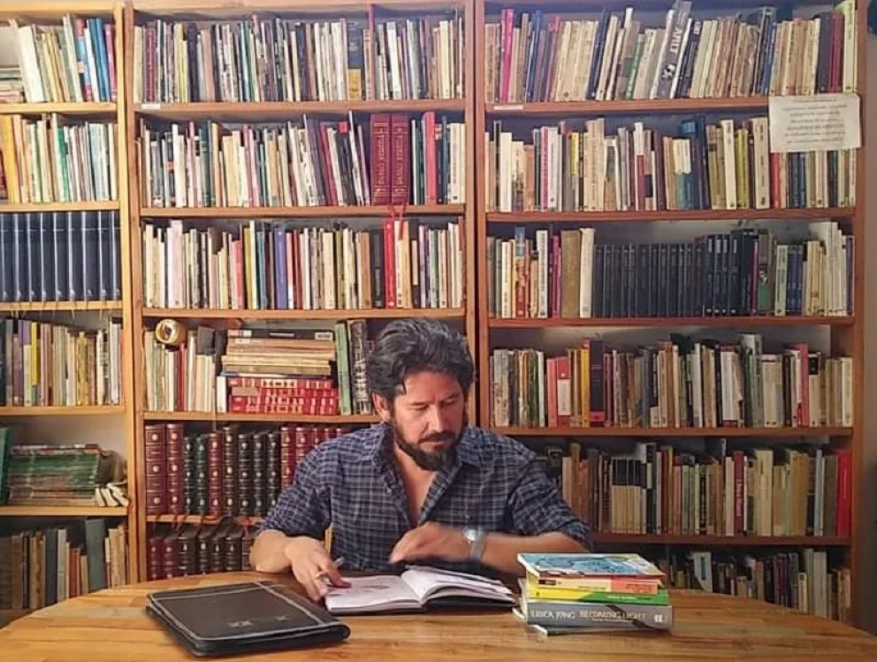 El autor de la sección Obras Completas con análisis de escritores de la región, Diego Rodríguez Reis, reside actualmente en Villa La Angostura. 