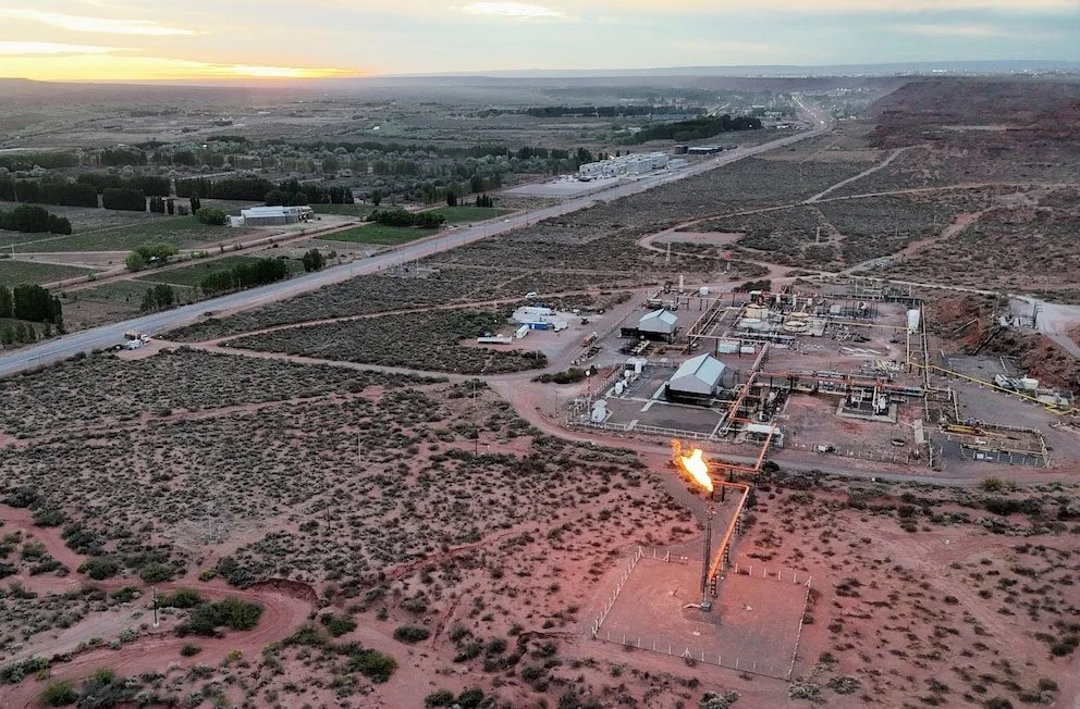 La mayor generadora eléctrica privada del país adquirió Patagonia Energy y entra al negocio petrolero en Vaca Muerta, ampliando su estrategia hacia toda la cadena energética.