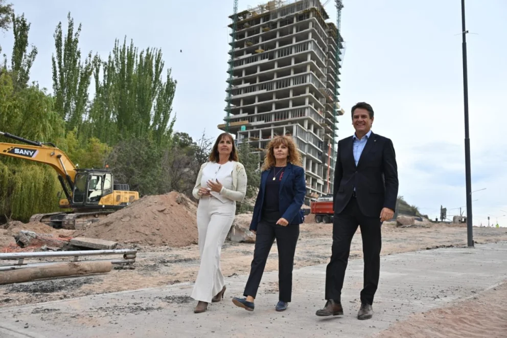 El intendente Mariano Gaido recorrió la obra junto a las funcionarias Mariel Bruno y María Pasqualini.