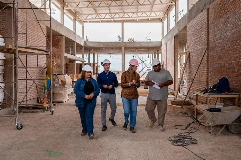 La ministra de Infraestructura, Tanya Bertoldi, y el coordinador, Gonzalo Peralta, recorrieron la obra y supervisaron su desarrollo. Foto: Neuquén Informa