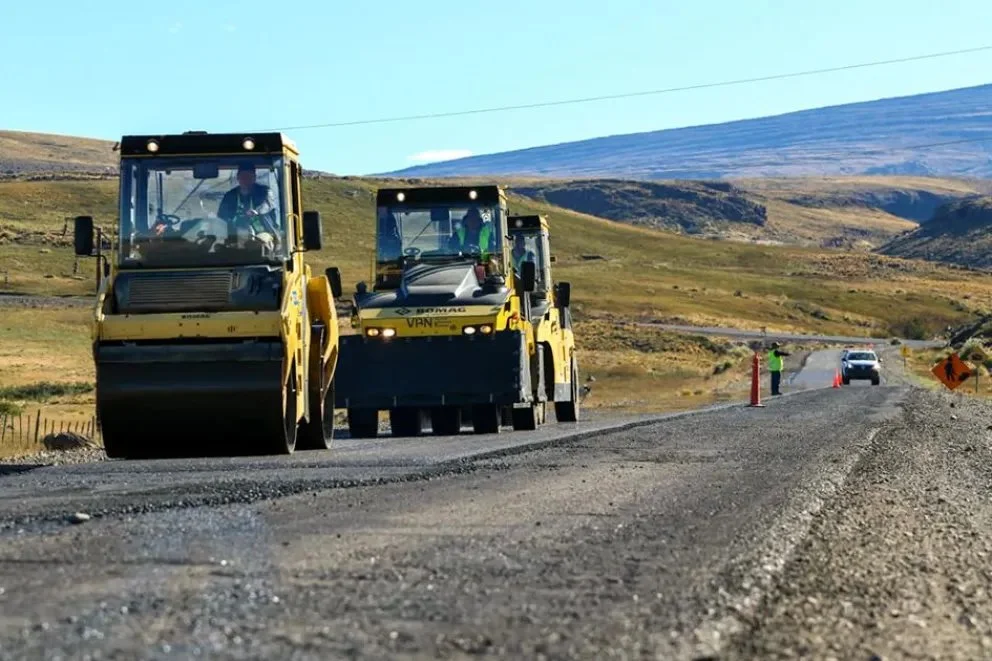 Intenso movimiento de equipos viales provinciales en ese tramo de 50 kilómetros. Foto: Neuquén Informa. 