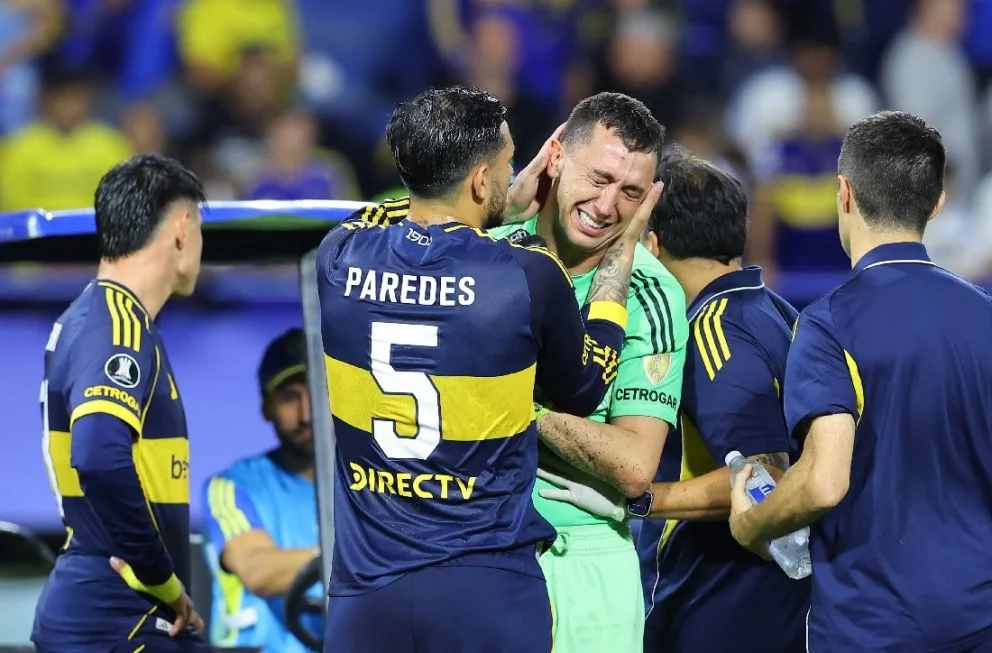 El llanto del arquero de Boca al momento de lesionarse y el consuelo de su compañero y capitán del equipo, Leandro Paredes, preanunciaban la gravedad que se confirmó en la mañana de este miércoles. Foto: NA