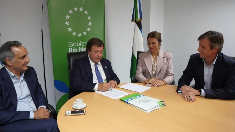El gobernador firmó el acuerdo con empresas del sector para impulsar uno de los proyectos energéticos más ambiciosos del país. Foto Gobierno Río Negro 