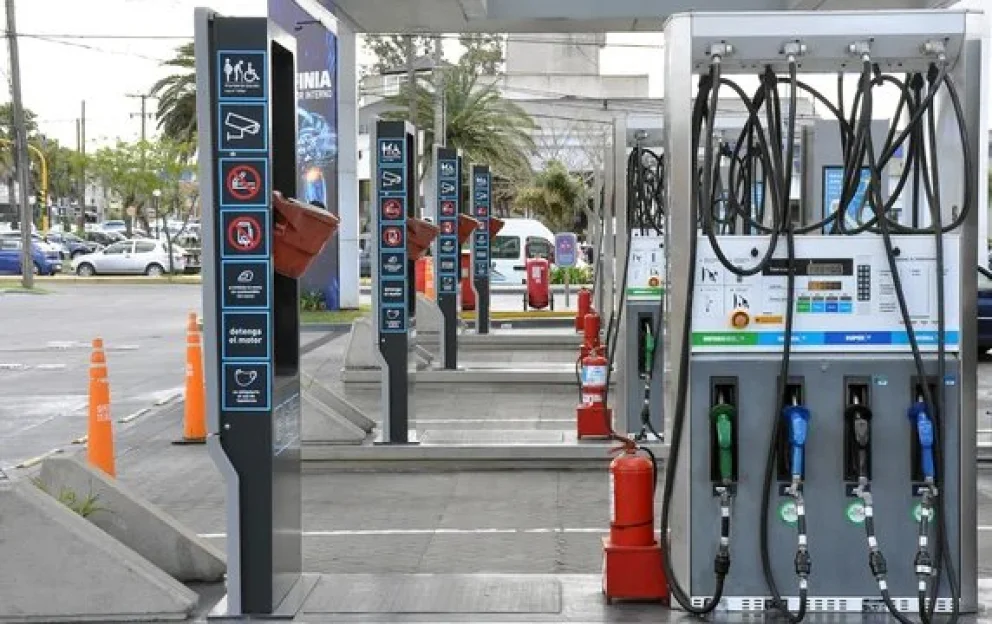 Qué analiza el gobierno nacional en cuanto a una actualización o baja del precio de los combustibles en Argentina. Foto: archivo