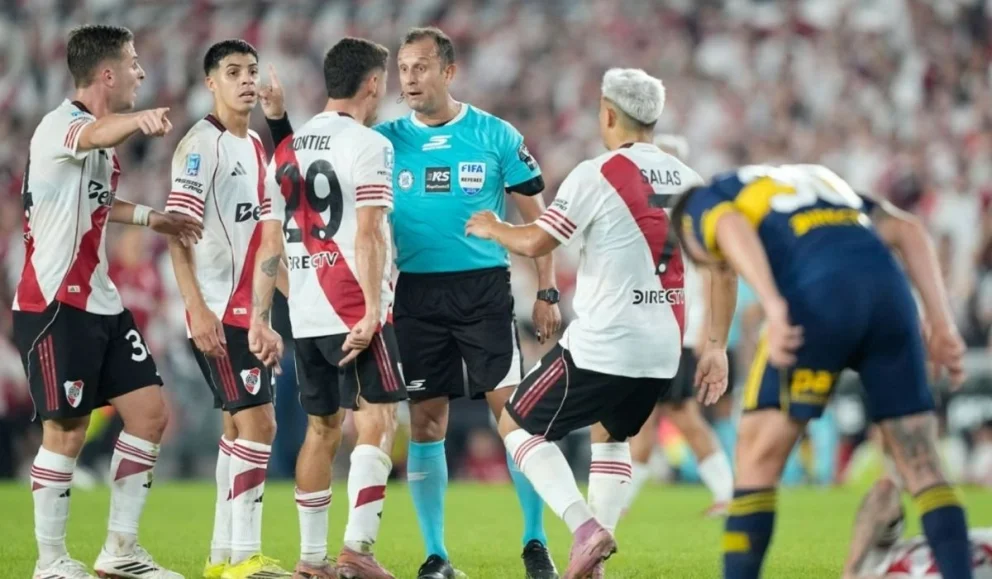 Darío Herrera rodeado de jugadores de River tras no cobrar penal en la última jugada del partido. Foto: ESPN