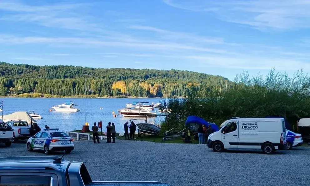 Desde el muelle del camping Cirse salieron las embarcaciones para extraer del lago el cuerpo del pescador. Foto: El Cordillerano