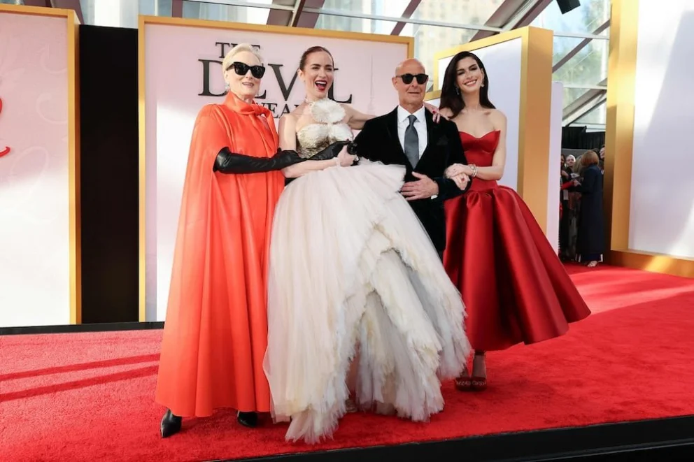 Meryl Streep y Anne Hathaway posaron en una alfombra roja histórica, marcando el regreso triunfal de la saga que revolucionó la moda en el cine.