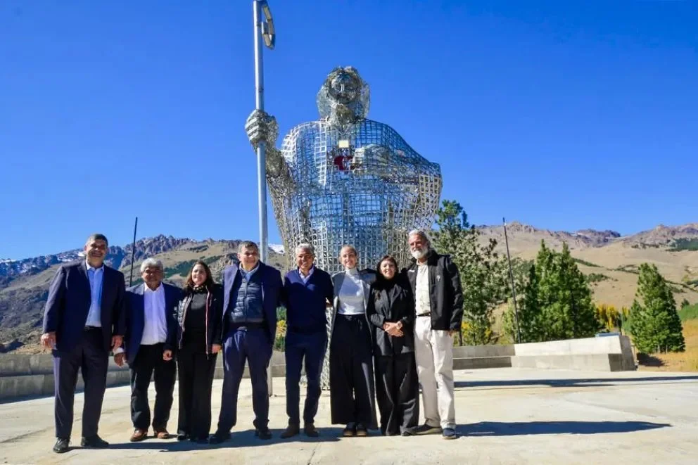 Figueroa junto a funcionarios y el intendente Sepúlveda en Huinganco, debajo del flamante Sagrado Corazón de Jesús.