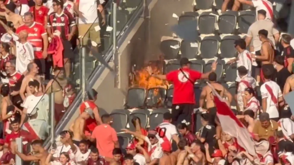 Clásico: fuego en las tribunas del estadio Mâs Monumental.