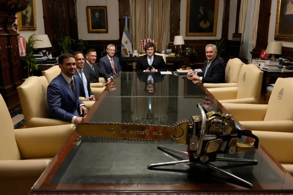 Javier Milei y Pablo Quirno junto a Peter Thiel y su comitiva.