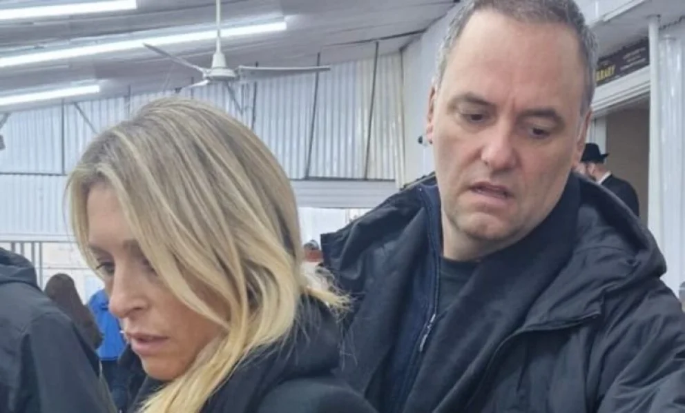 La foto que destapó el viaje de Adorni y su esposa Betina Angeletti a Estados Unidos con la comitiva presidencial.