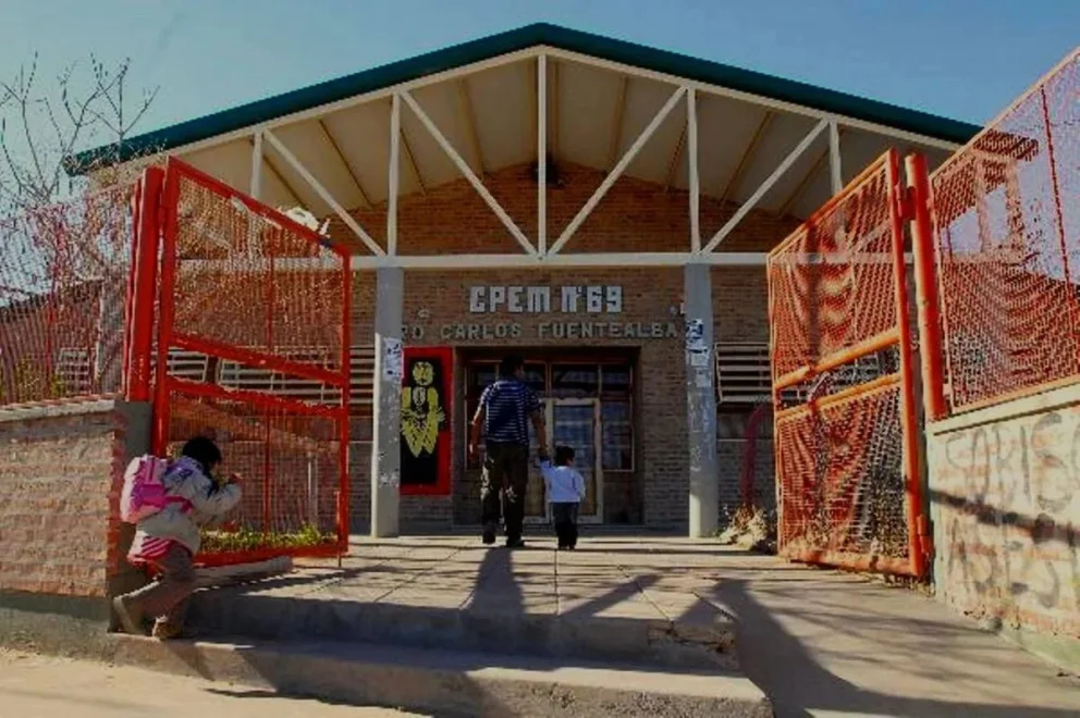 Los reiterados hechos de violencia mantienen en alerta a la comunidad educativa del CPEM69. Foto: gentileza.