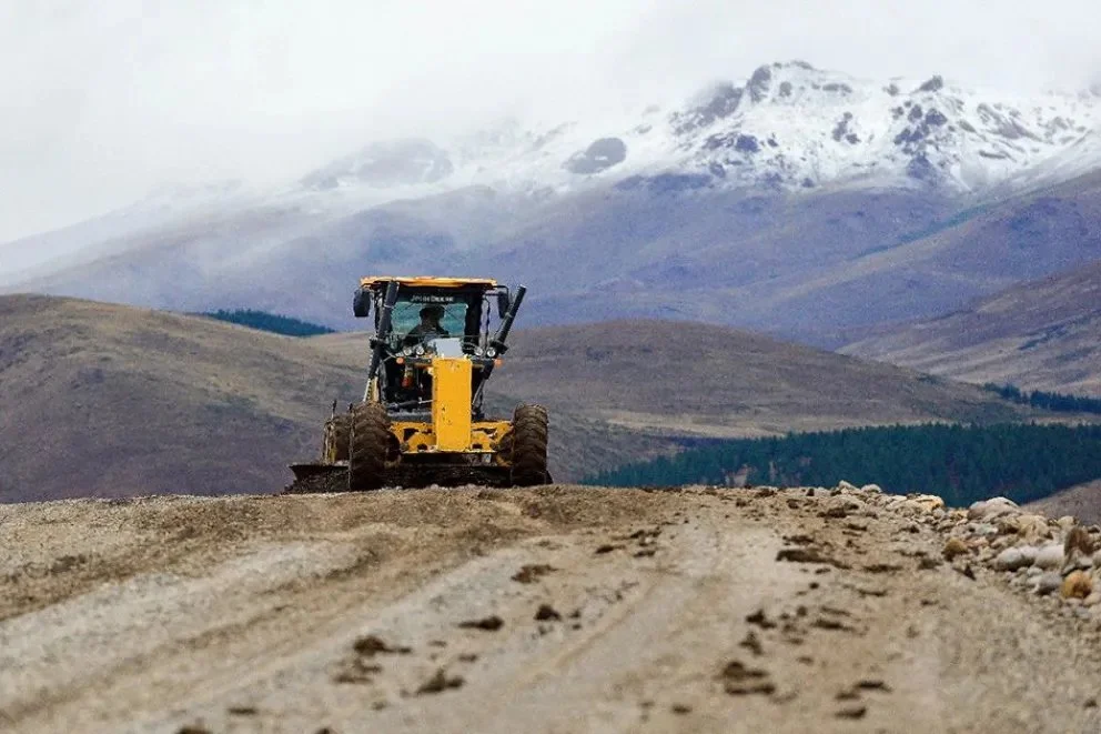 El plan contempla 850 km de nuevas rutas y 600 km de repavimentación.