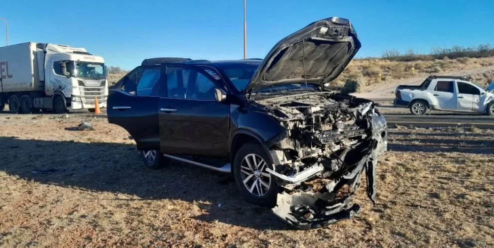 Involucró a una Renault Oroch y una Toyota Hilux. Imágenes: gentileza 