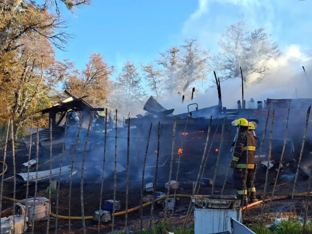 La vivienda de la familia, completamente consumida por las llamas. Foto: Bomberos de San Martín de los Andes.