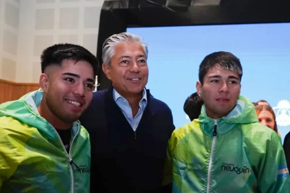 Figueroa junto a algunos de los beneficiarios.