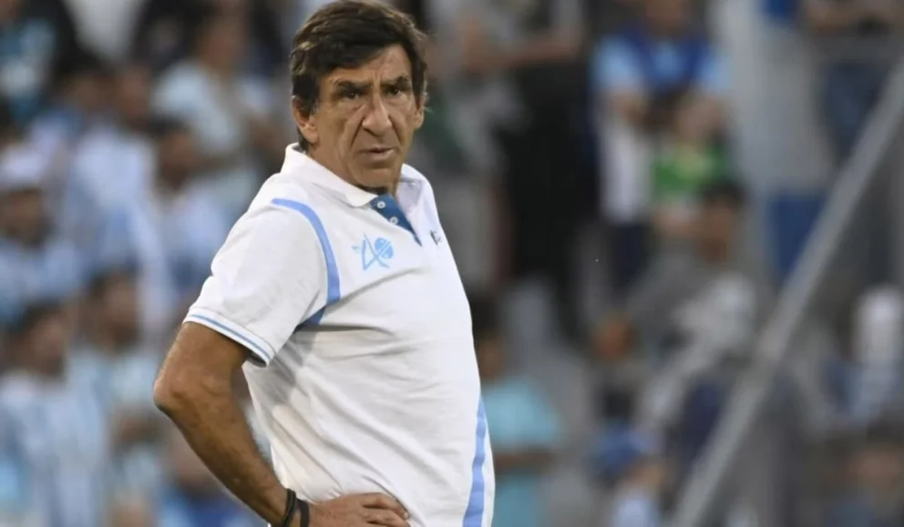 Gustavo Costas busca revertir la situación de Racing. Foto: Página 12