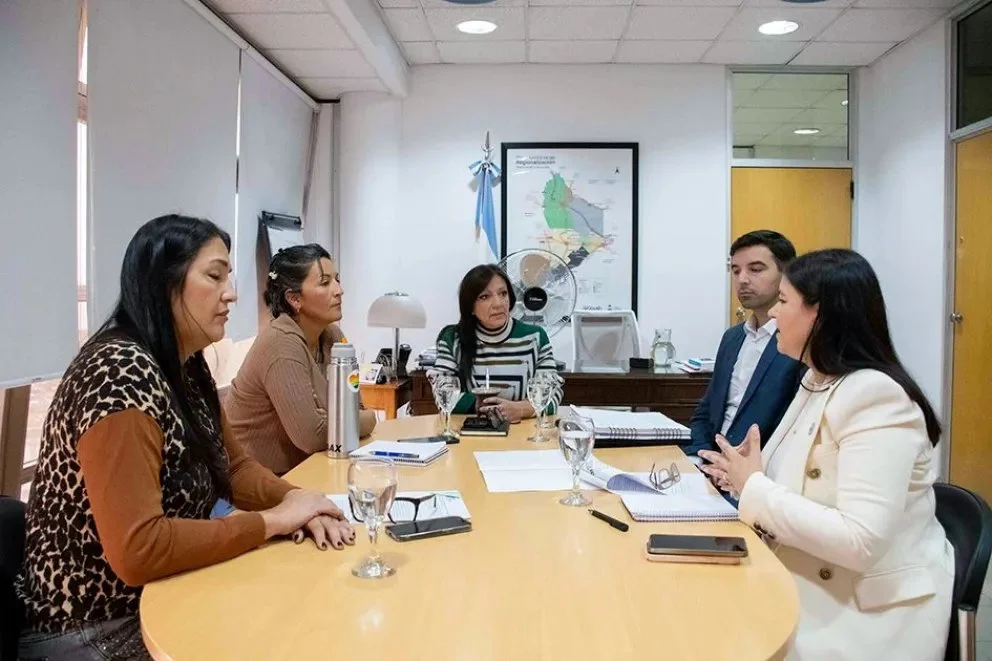 La ministra de Educación de la Provincia, Soledad Martínez, y la Defensora General del Ministerio Público de la Defensa, Vanina Merlo, firmaron un Convenio Marco de Cooperación y Compromiso. Foto: Neuquén Informa