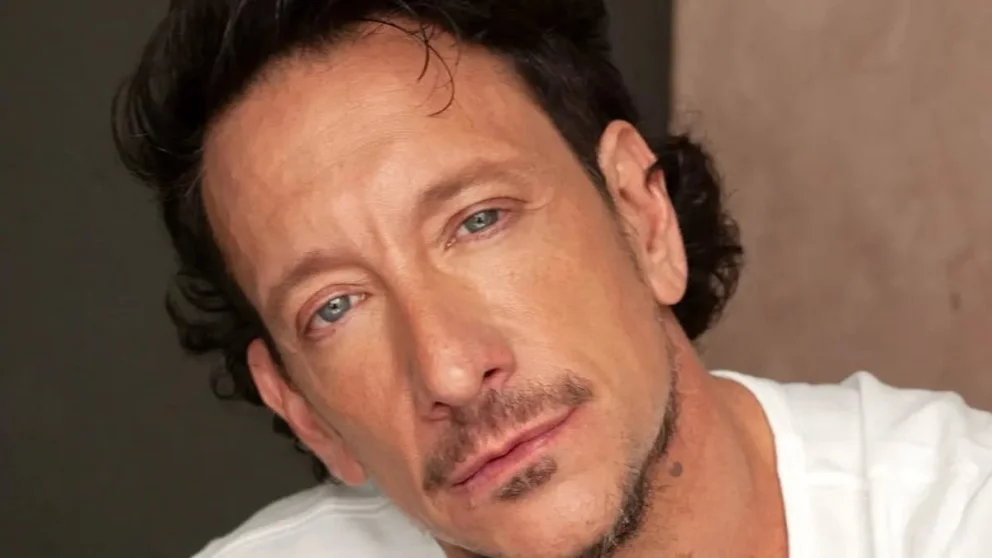 Nico Vázquez se prepara para el gran estreno de Popstars, el reality musical que busca revolucionar la televisión argentina con nuevo talento femenino.