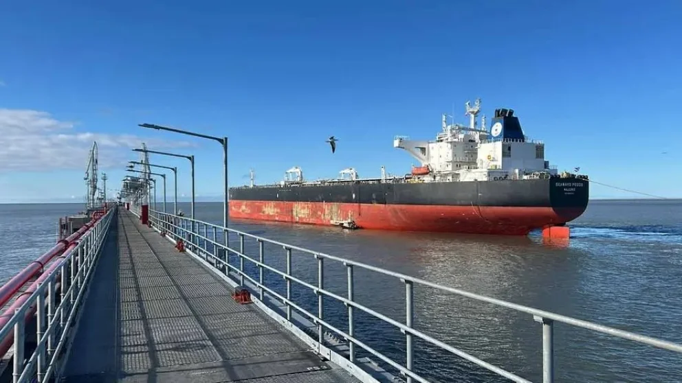  Dos buques cargaron crudo Medanito en paralelo en Puerto Rosales con destino a Estados Unidos, marcando un hito en la operatoria portuaria.