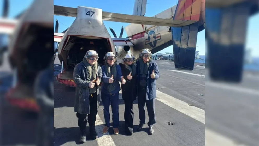 Javier Milei junto al portaaviones norteamericano.