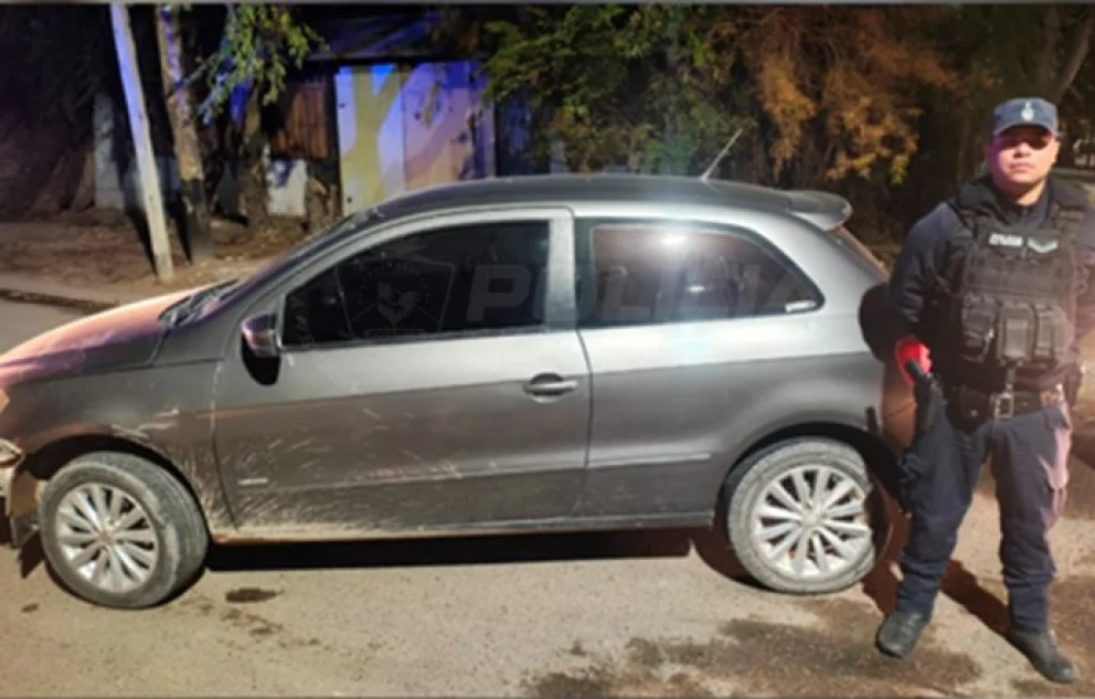 Se trata de un Volkswagen Gol Trend gris oscuro.