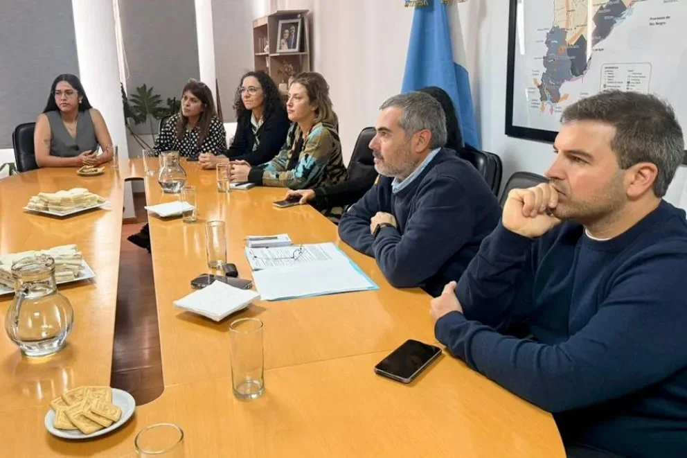 Autoridades de Neuquentur y la Facultad de Turismo de la UNCo evaluaron los resultados del programa durante los meses de enero y abril de este año. Foto: Neuquén Informa. 