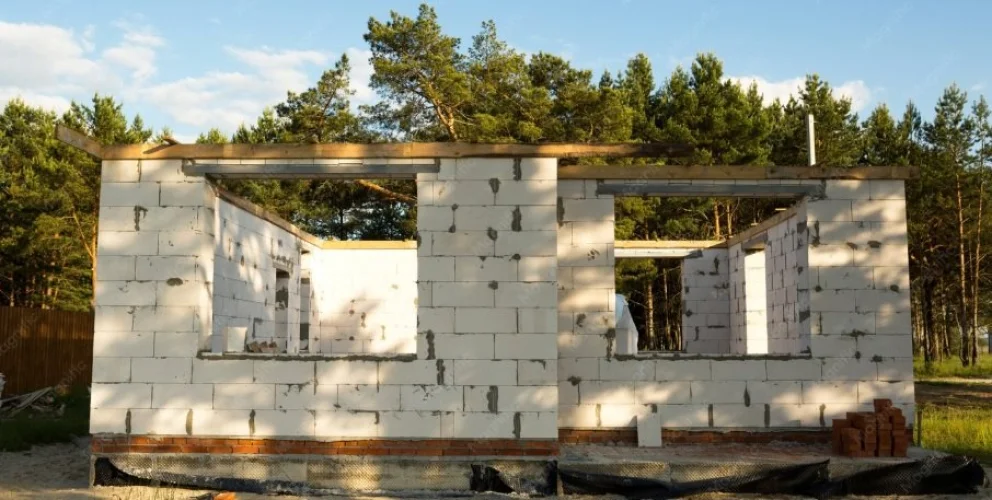 El Juzgado Civil N° 1 de la IV Circunscripción condenó al constructor por abandono de obra y daño moral. 