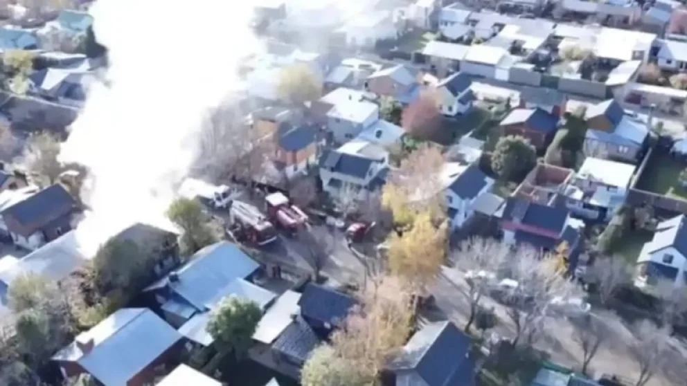 Las llamas y el humo complicaron la visibilidad del personal bomberil, que debió apagar el fuego para poder ingresar a la vivienda. Foto: gentileza.