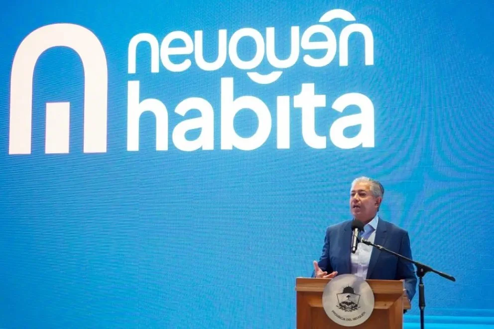 Rolando Figueroa en la presentación del programa Neuquén Habita.