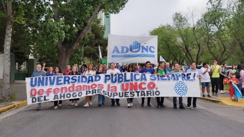 Unos 250 docentes y no docentes abandonaron la UNCo en el último tiempo ante el ahogo financiero, expresó la rectora Beatríz Gentile. Foto: archivo