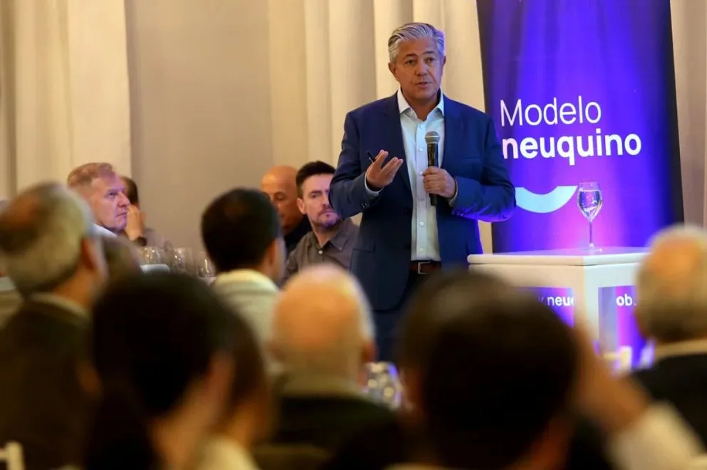 El Gobernandor neuquino expuso sobre la importancia del trabajo mancomunado entre el sector público y privado para el desarrollo. Foto: Neuquén informa.