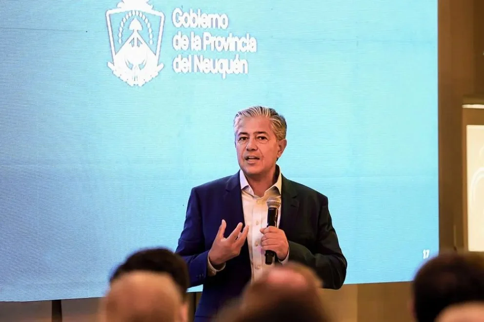 El gobernador Rolando Figueroa expuso ante empresarios de la UEN en el Club Alemán de Neuquén Capital.