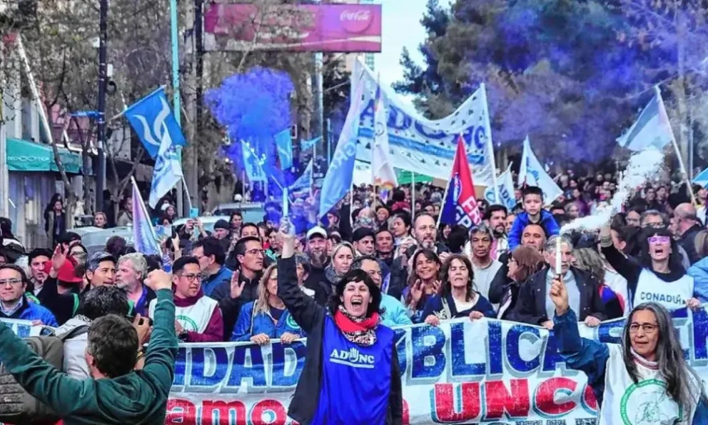 Un masivo acompañamiento tuvo la comunidad universitaria neuquina en la cuarta marcha federal desde que asumió el actual gobierno nacional. Foto: gentileza
