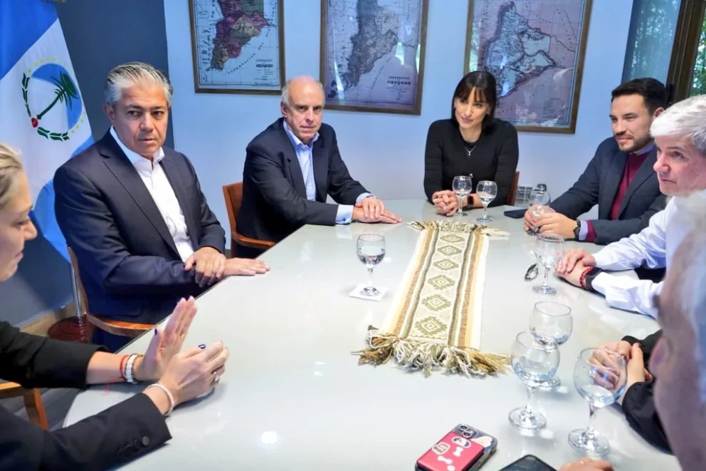 Figueroa firmó los convenios con representantes de las empresas petroleras, junto a funcionarios provinciales. Foto: X
