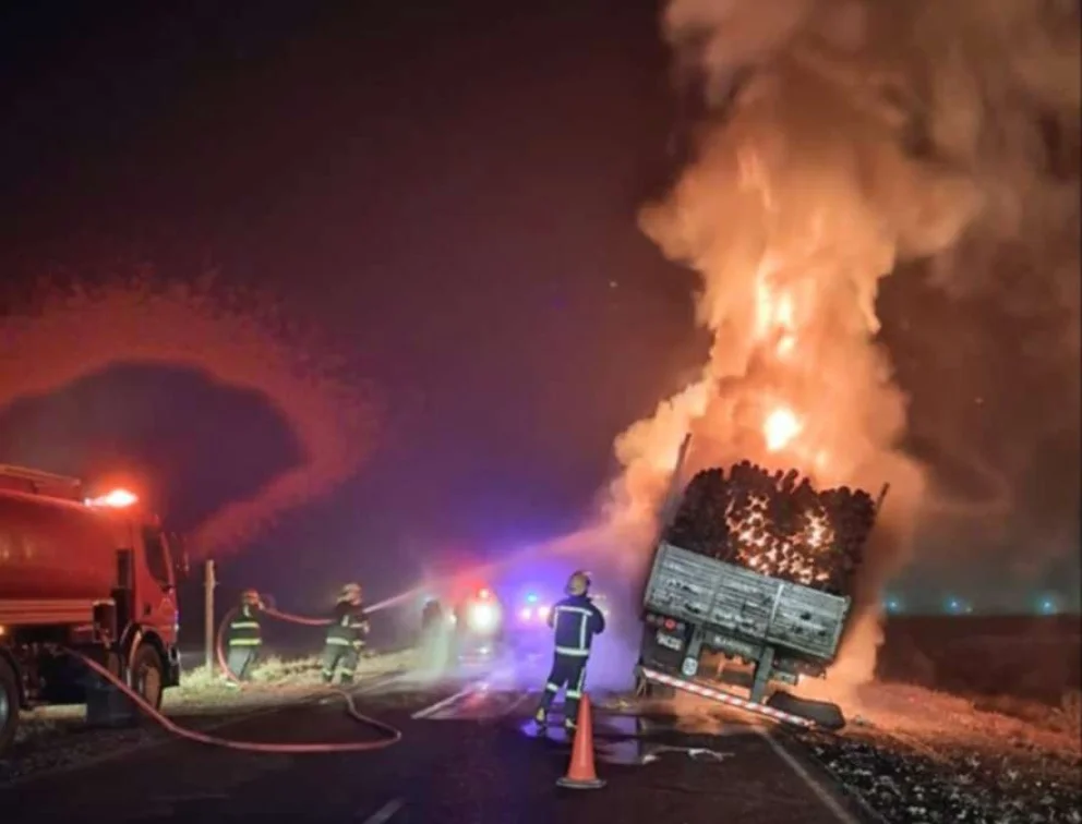 La carga, que constaba de postes de madera, se incineró por completo. Foto: gentileza.