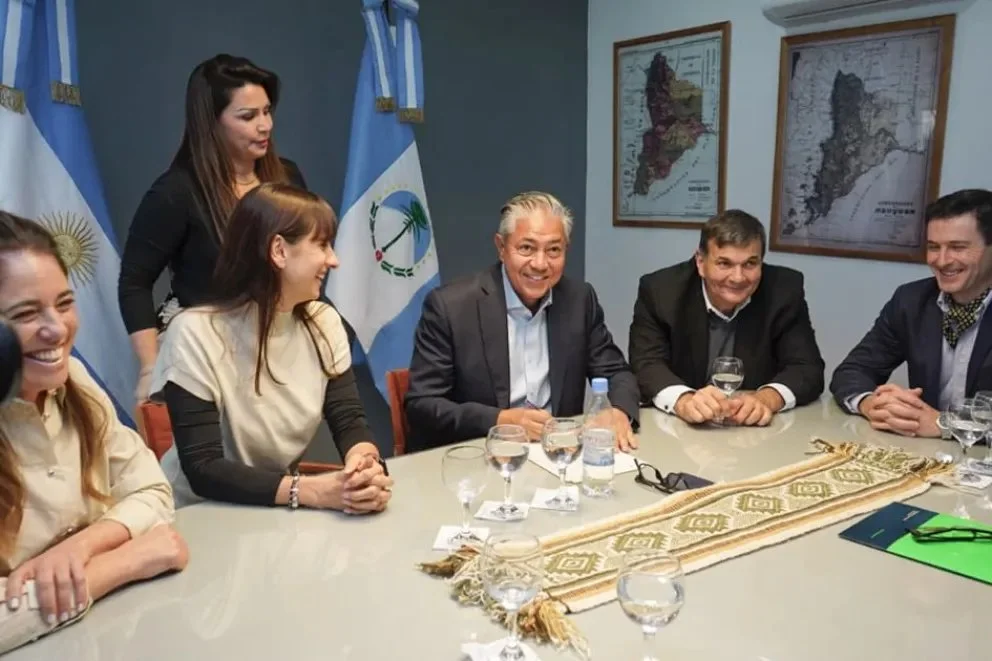 El gobernador Rolando Figueroa encabezó la entrega de la escritura.