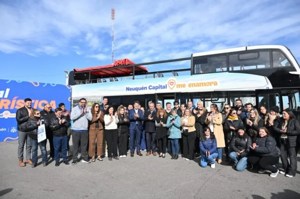 Con capacidad para 55 asientos, inclusivos, con techo corredizo, más espaciosos y con audio para 5 idiomas; así son los nuevos buses.