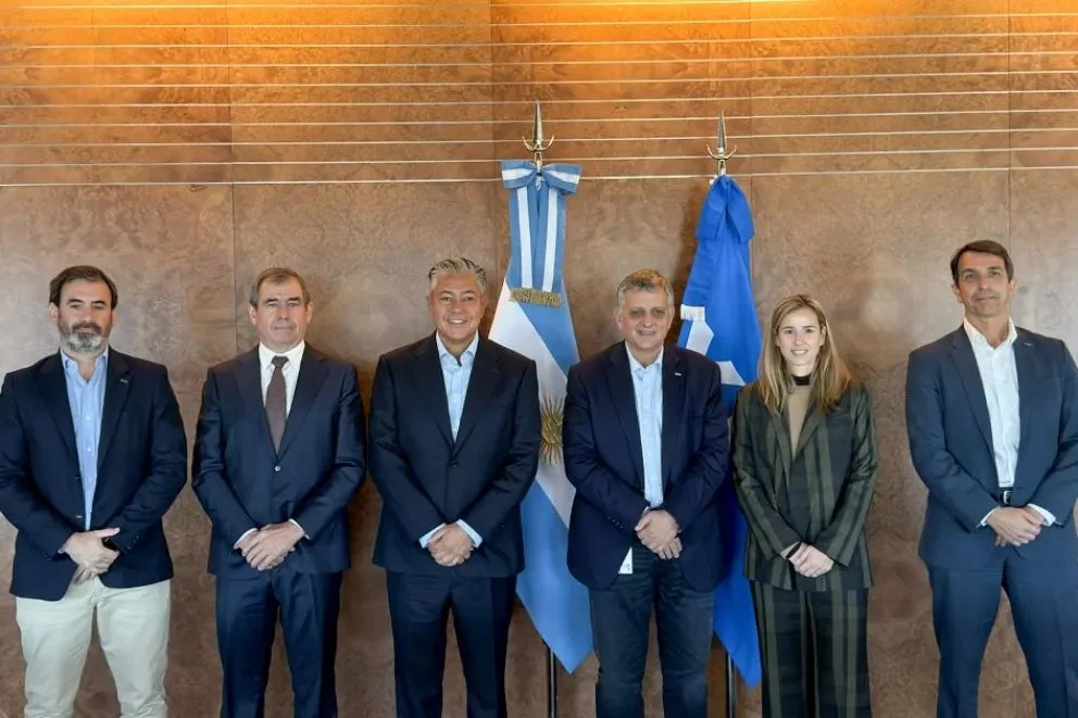 La foto de la firma del acuerdo.