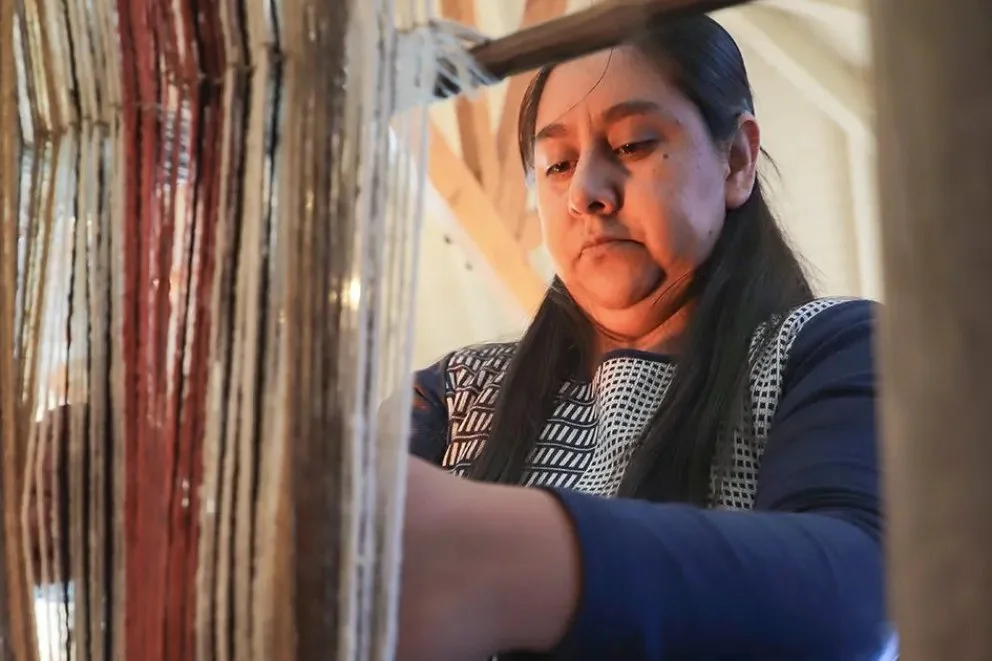 Magdalena Ñanco teje y tiñe con plantas y raíces del campo en la comunidad Atreuco, donde el arte mapuche del telar se transmite de generación en generación.