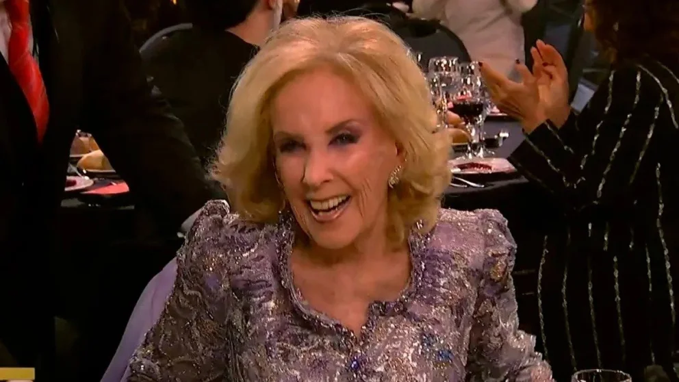 Mirtha Legrand posa con su estatuilla número 35 y reafirma su romance eterno con la televisión argentina.