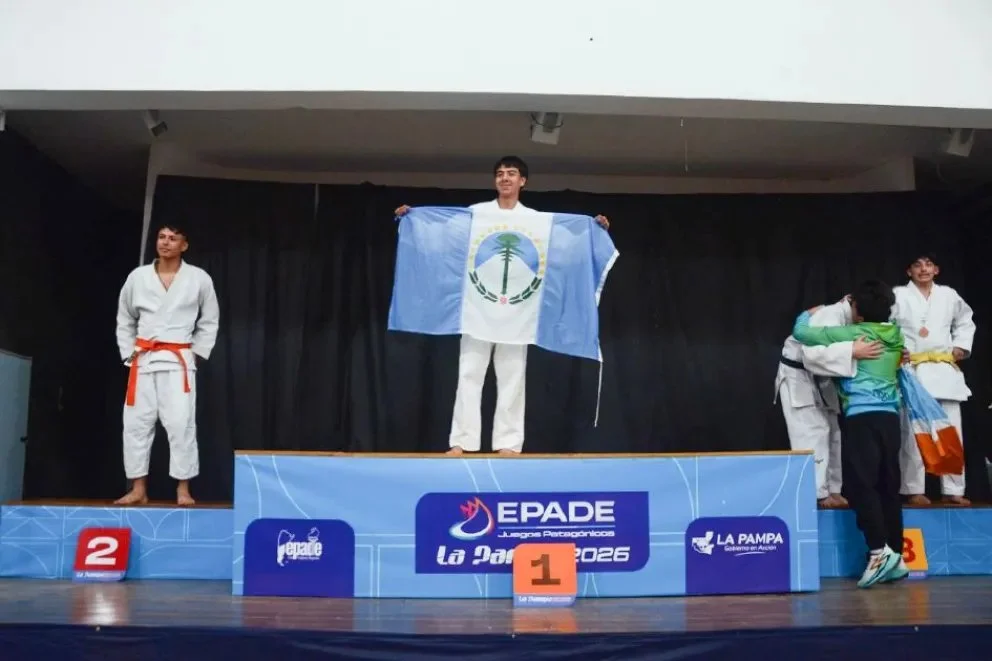Thiago Lucero, Thiago Abello y Aaron Leal Romero completaron el podio de oro en judo para Neuquén durante la primera jornada de los 19° Juegos Epade en Santa Rosa, La Pampa.