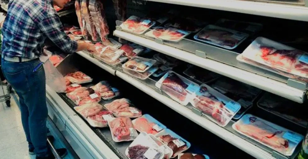  El imputado intentó sustraer cortes de carne en un supermercado de Cipolletti y agredió a un policía al ser interceptado. (Imagen ilustrativa).